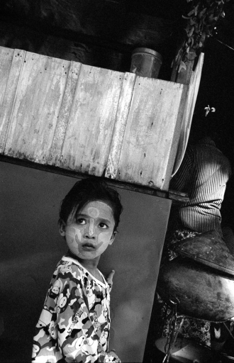 Looking Girl (Mandalay, Myanmar, 2016)