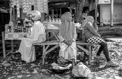 Three sitting women (Labuhan Pandan)